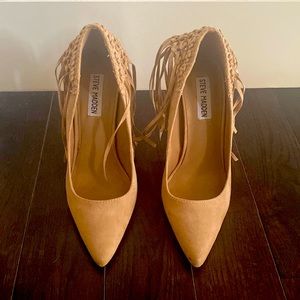 Suede Steve Madden pumps with tassel’s